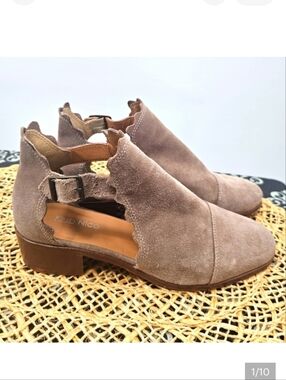 Klub Nico Scalloped Tan Booties Size 7